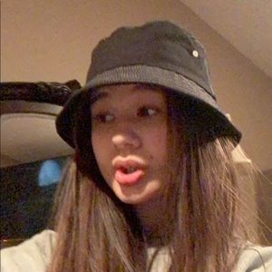 Meet your Posher, Dakota